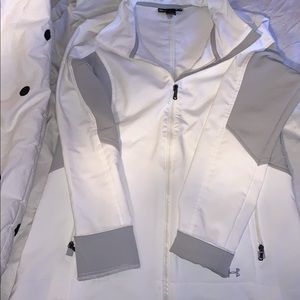 Under armor semi fitted jacket! Super comfy!!